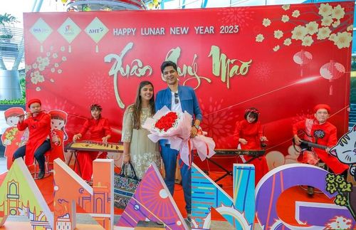 Cô dâu Tuisha và chú rể Gaurav chia sẻ, chọn Đà Nẵng làm nơi tổ chức lễ cưới vì bị thu hút bởi vẻ đẹp tuyệt vời nơi đây, vừa có sông, vừa có biển, khí hậu lại trong lành, dễ chịu.
