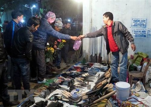 Mua bán nông cụ tại chợ Viềng, Nam Định. (Ảnh: Nguyễn Lành/TTXVN)