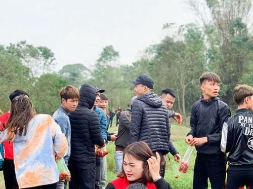 Mặc dù bị ném cà chua vào người nhưng ai cũng cười tươi vì theo quan niệm của người dân nơi đây, càng bị ném nhiều, năm đó càng gặp may mắn. (Nguồn: Báo Thanh Hóa)