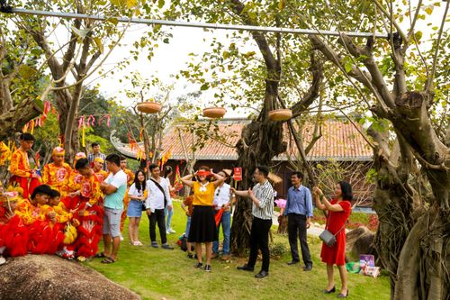 Du khách chơi trò đập niêu đất tại Công viên suối khoáng nóng Núi Thần Tài trong dịp đầu năm mới