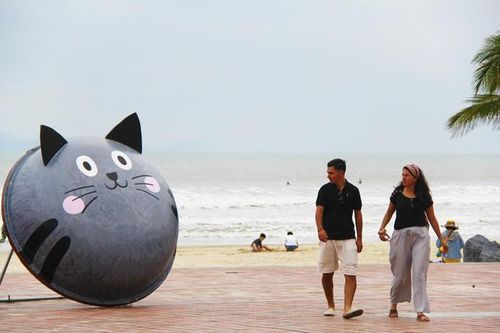 Linh vật mèo cùng hình ảnh các hoạt động thường nhật của TP Đà Nẵng được khắc họa, trưng bày trên các thuyền thúng là điểm mới lạ tại các bãi biển du lịch của Đà thành dịp Tết Nguyên đán Quý Mão 2023. Ảnh: XUÂN QUỲNH