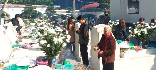 Người dân, du khách đến dâng hương tại mộ 10 nữ anh hùng liệt sĩ Thanh niên xung phong Ngã ba Đồng Lộc (tỉnh Hà Tĩnh). Ảnh: DƯƠNG QUANG