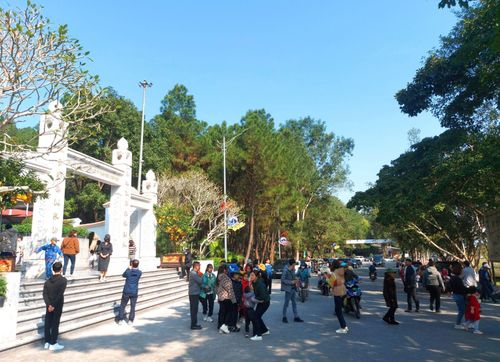 Người dân, du khách đến dâng hương, tham quan các khu di tích lịch sử ở Hà Tĩnh tăng đột biến. Ảnh: DƯƠNG QUANG