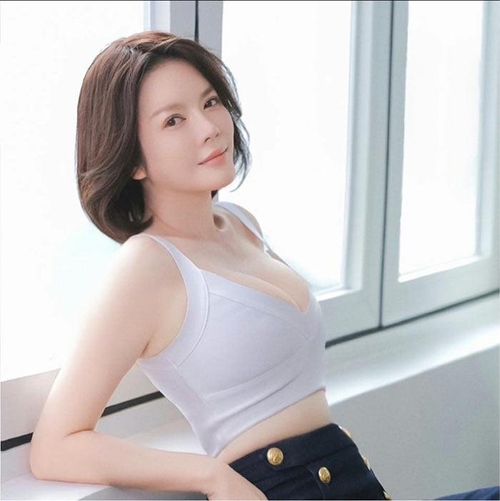 Mái tóc cắt ngắn khiến diện mạo của Lý Nhã Kỳ trẻ hơn so với tuổi thật.