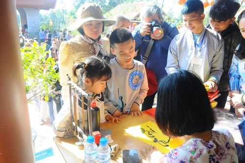 Người dân xin chữ lấy lộc đầu năm.