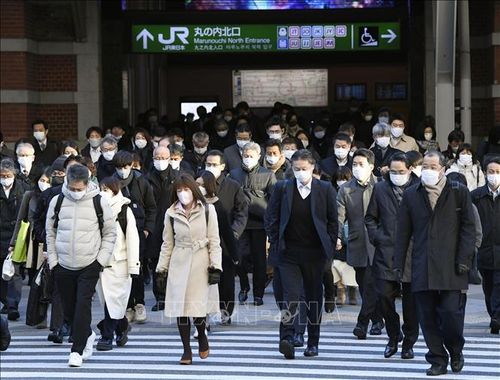 Người dân đeo khẩu trang phòng dịch COVID-19 tại Tokyo, Nhật Bản, ngày 4/1/2023. Ảnh: Kyodo/TTXVN