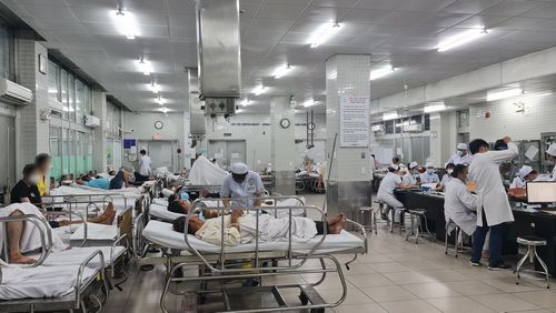 Bệnh nhân đang điều trị tại khoa cấp cứu Bệnh viện Chợ Rẫy, TPHCM