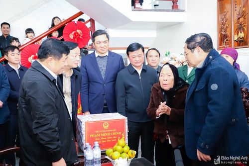 PM and the delegation present gifts to relocated residents in Nghi Phuong commune, Nghi Loc district. Photo: Pham Bang