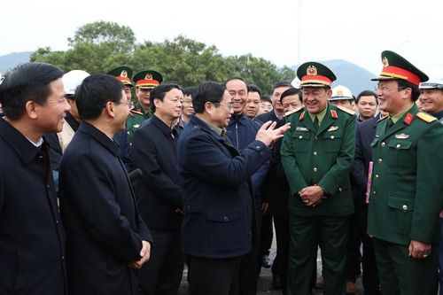 Thủ tướng yêu cầu các nhà thầu tranh thủ thời tiết thuận lợi thi công "3 ca, 4 kíp", bảo đảm an toàn, tiến độ, chất lượng. Ảnh: VGP.