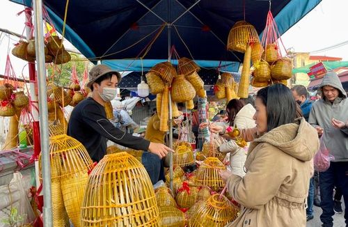 Vẫn giữ nét truyền thống, chợ Viềng chủ yếu bày bán cây, hoa, nông cụ theo ý nghĩa mang lại may mắn, thành công cho người mua.