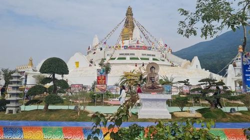 Đại Bảo tháp Mandala Tây Thiên là công trình kiến trúc độc đáo thu hút khách.