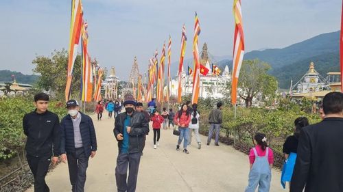 Người dân hồ hởi tham gia không khí lễ hội Tây Thiên.