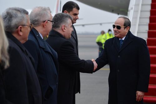 Tổng thống Ai Cập Abdel Fattah El-Sisi đến sân bay quốc tế Zvartnots ở thủ đô Yerevan, Armenia ngày 28/1/2023. (Nguồn: HETQ).