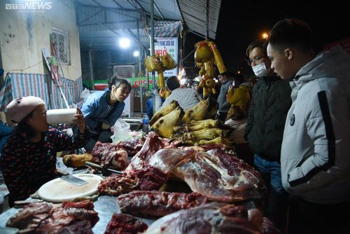 Khu vực chợ Viềng tấp nập người mua bán thịt bò. Theo nhiều nhà nghiên cứu lịch sử, sở dĩ thịt bò nổi danh ở chợ Viềng là do gắn liền với truyền thuyết mẫu Liễu Hạnh ở Phủ Dầy. Khi xưa, người dân Nam Định nói chung và du khách thập phương nói riêng hay đi lễ Phủ Dầy thường dâng thịt bò để tạ lễ.
