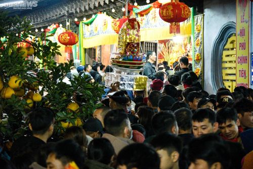 Người dân đội mâm lễ phải nhích từng chút một tiến vào phủ chính.