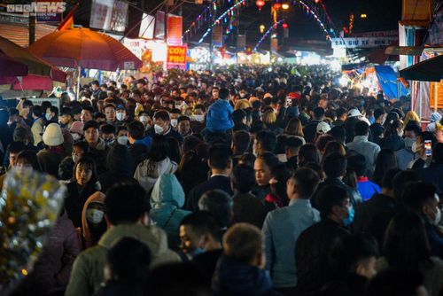 Chợ Viềng là phiên chợ đặc biệt, mỗi năm chỉ diễn ra một lần, vào đêm mùng 7 và ngày mùng 8 tháng Giêng. Ngoài đi chợ Viềng, người dân mang theo đồ lễ vào Phủ Dầy xin lộc đầu năm.