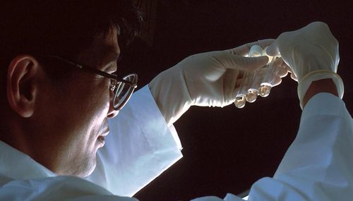 Các nhà khoa học đang tiếp tục khám phá vaccine mRNA để quản lý, kiểm soát dịch bệnh.