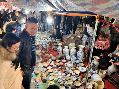 Hàng nghìn người dân địa phương và du khách thập phương đi chợ Viềng đều có chung tâm lý mua một thứ đồ gì đó để cầu may, “rước lộc” về nhà.