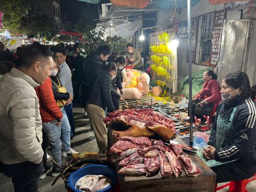 Nét đặc trưng mà ai đến Chợ Viềng cũng nhận thấy là phiên chợ bán rất nhiều thịt bò. Theo nhiều nhà nghiên cứu lịch sử, sở dĩ thịt bò nổi danh ở chợ Viềng là do gắn liền với truyền thuyết mẫu Liễu Hạnh ở Phủ Dầy. Khi xưa, người dân Nam Định nói chung và du khách thập phương nói riêng hay đi lễ Phủ Dầy thường dâng thịt bò để tạ lễ. Năm nay, giá mỗi kg thịt bò dao động trong khoảng từ 250.000 - 300.000 đồng/kg, tùy vào từng bộ phận.