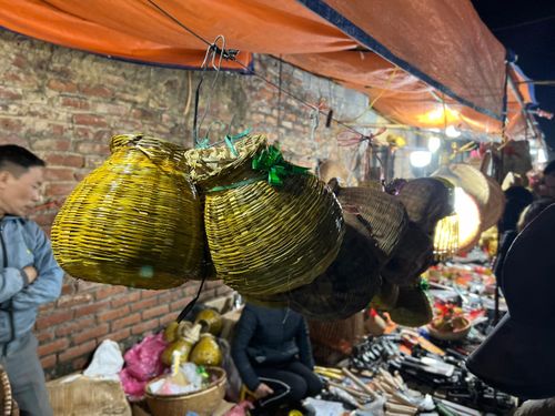 Các mặt hàng được bán tại chợ Viềng Nam Định chủ yếu là các đồ nông cụ, sản xuất nông nghiệp như: thúng, mủng, hom, giỏ, liềm, cuốc xẻng...