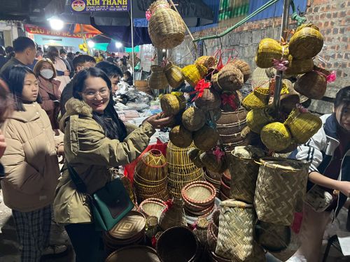 Người dân quan niệm rằng, mua những vận dụng này sẽ giúp họ có một mùa màng bội thu, no đủ suốt một năm.