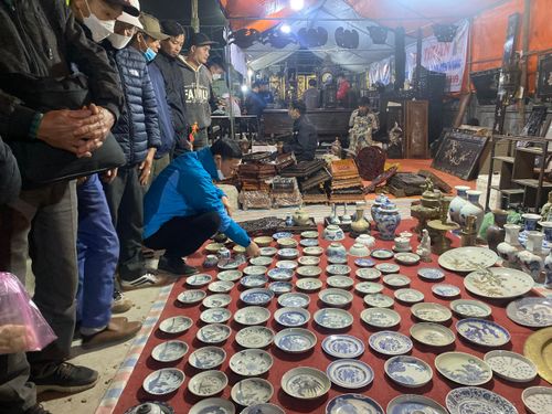Giá cả hàng hóa của chợ Viềng tuy có đắt hơn so với giá thị trường nhưng khách tới chợ Viềng không ai mặc cả, than vãn gì. Bởi người dân quan niệm, việc người bán không nói thách, người mua không mặc cả sẽ mang tới may mắn, thuận lợi cho cả đôi bên.