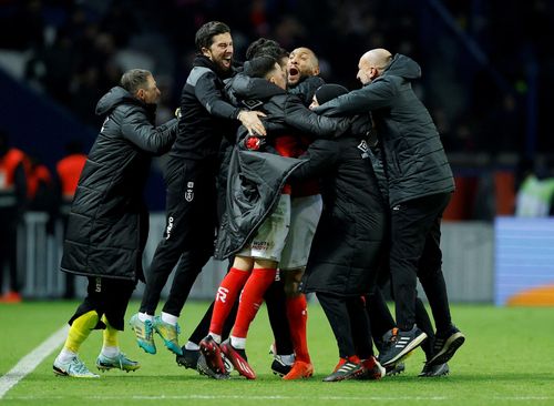 Các cầu thủ Reims ăn mừng bàn thắng gỡ hòa phút bù giờ trong trận đấu với PSG. Ảnh: Reuters.