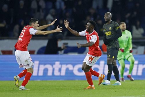 Phút 90+6, từ pha đánh đầu chuyền về bất cẩn của Zaire-Emery, Reims cướp bóng và tổ chức phản công nhanh. Balogun bứt tốc dũng mãnh vượt qua Donnarumma trước khi ghi bàn thắng quý như vàng, ấn định kết quả hòa 1-1 chung cuộc.