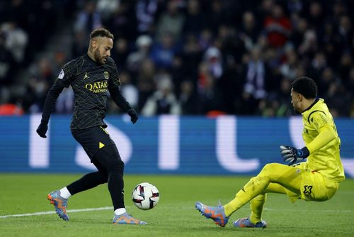 Phút 51, Messi đột phá và dứt điểm đưa bóng trúng chân một cầu thủ Reims rồi tìm đến đúng vị trí của Neymar. Tiền đạo người Brazil xử lí khéo léo qua thủ môn đội khách và lập công khai thông bế tắc trận đấu.