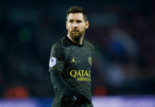  Thậm chí, Messi còn 3 lần để mất bóng, không tham gia hỗ trợ phòng ngự và chỉ có một pha rê bóng qua người thành công trong cả trận. Việc chỉ có một pha rê bóng qua người thành công trong cả trận là thống kê không thường thấy trong sự nghiệp của Messi. 