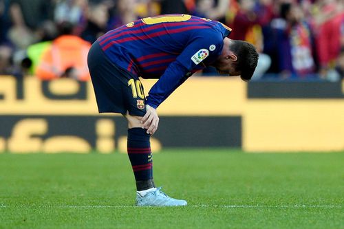  Ở vòng 3 La Liga mùa giải 2011/12, Messi chỉ được chấm 6,01 điểm khi Barca bị cầm hòa 2-2 trên sân Real Sociedad. Đội bóng xứ Catalonia dẫn trước đối thủ 2-0 từ sớm, nhưng nhanh chóng bị gỡ hòa. Leo gặp vấn đề sức khỏe và chỉ được Pep Guardiola tung vào sân 22 phút cuối trận. 