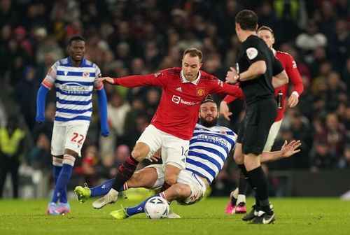 Eriksen chấn thương sau pha vào bóng nguy hiểm của Andy Carroll