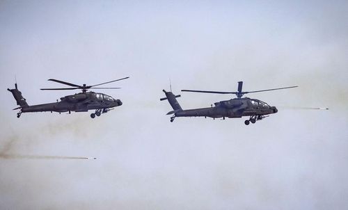 Máy bay trực thăng tấn công AH-64 Apache của quân đội Mỹ trong cuộc tập trận chung thường niên “Sư tử châu Phi” (African Lion) ở Morocco, tháng 6-2022. Ảnh: Getty Images