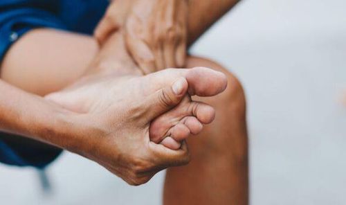 Các cơn gout có thể gây đau ở ngón chân cái.