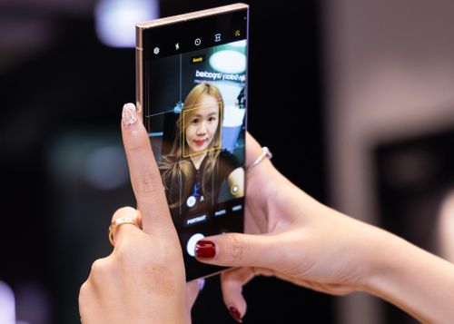 Camera trước của S23 Ultra bị cắt giảm số megapixel so với thế hệ tiền nhiệm, nhưng được nâng cấp Dual Pixel PDAF và HDR10+. Ảnh: Phương Lâm.