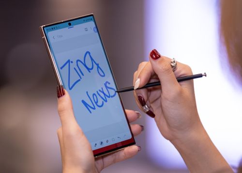 S Pen - “đặc sản” của dòng Galaxy Note huyền thoại - tiếp tục được cải tiến với khả năng viết trực tiếp trên các ứng dụng của Google, Facebook, Whatsapp và Viber, giúp cải thiện hiệu suất làm việc. Ngoài ra, S Pen vẫn hỗ trợ các tính năng chỉnh sửa hình ảnh, trích xuất thông minh từ ảnh chụp màn hình và các thao tác không chạm như chụp ảnh selfie từ xa.