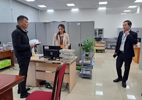 Thành viên Đoàn kiểm tra công vụ TP Hà Nội kiểm tra đột xuất việc chấp hành giờ giấc làm việc tại Phòng Tài nguyên &amp; Môi trường quận Bắc Từ Liêm