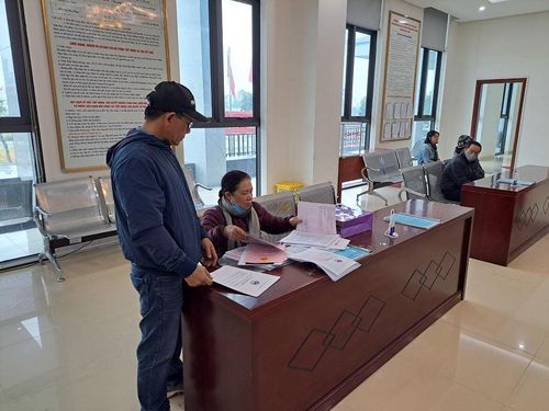 Người dân kê khai hồ sơ để thực hiện giải quyết TTHC tại bộ phận một cửa UBND quận Bắc Từ Liêm