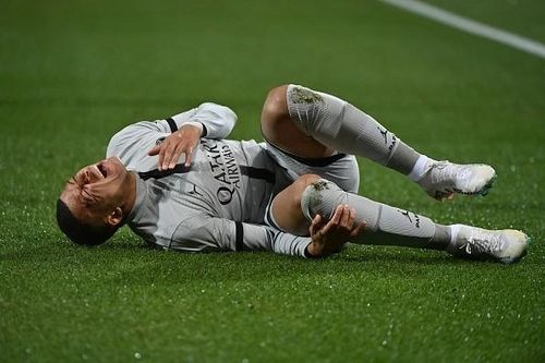 Mbappe dính chấn thương phải rời sân ở phút 21.