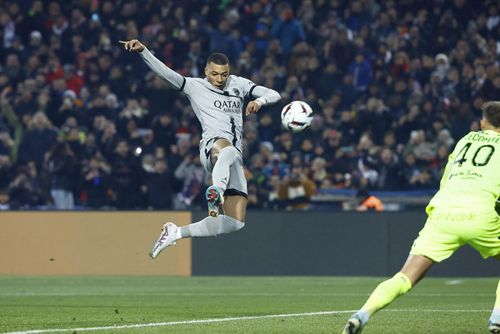Trong lần thứ 2 đá 11m, Mbappe đá trúng cột dọc bật ra. Vua phá lưới World Cup 2022 lập tức đá bồi nhưng anh lại đệm bóng ra ngoài đầy khó tin trước khung thành rộng mở. Sau đó Mbappe rời sân ở phút 21 vì chấn thương
