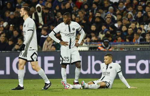 Mbappe dính chấn thương và phải rời sân ở phút 21