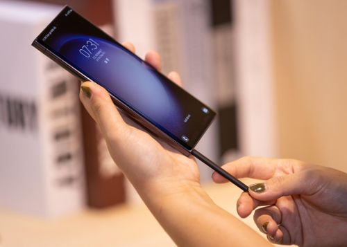 Galaxy S23 Ultra với bút cảm ứng S Pen. Ảnh: Phương Lâm.