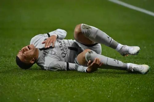Mbappe dính chấn thương trong trận PSG thắng Montpellier 3-1. 