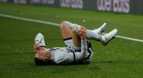 Kylian Mbappe nhăn nhó khi bị đau ở trận gặp Montpellier