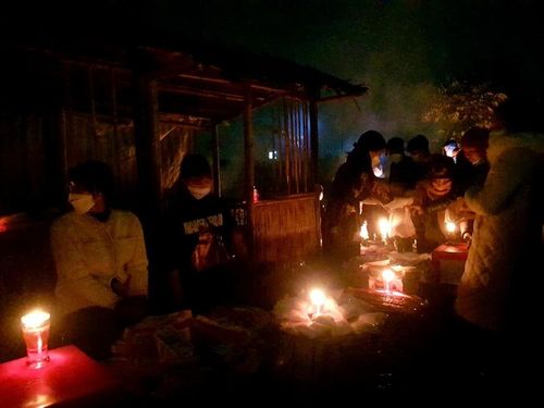 Khung cảnh bán mua ở chợ Âm Dương. (Ảnh: Lao Động)