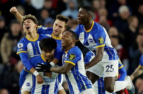 CĐV và cầu thủ Brighton vỡ òa trước bàn thắng muộn của Mitoma.