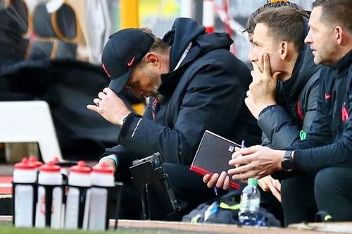 HLV Jurgen Klopp thất vọng chứng kiến đội bóng của mình trượt dài.