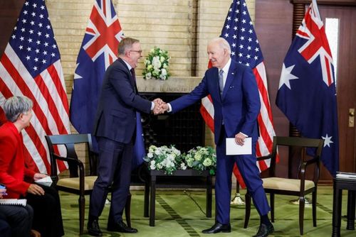 Một trong những hoạt động đầu tiên của Anthony Albanese trên cương vị Thủ tướng Australia là tới Tokyo dự cuộc họp của Bộ tứ. Trong ảnh: Ông Anthony và Tổng thống Mỹ Joe Biden gặp song phương bên lề Hội nghị thượng đỉnh Bộ tứ tại thủ đô Tokyo, Nhật Bản ngày 24/5/2022. (Nguồn: ABC)