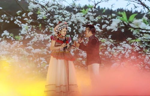 Ca sỹ Ngọc Ký - Hương Ly song ca bài hát "Lào Cai yêu thương". 