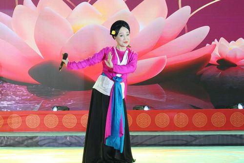 Nghệ sỹ Ưu tú Thu Huyền biểu diễn tại đêm nghệ thuật. 